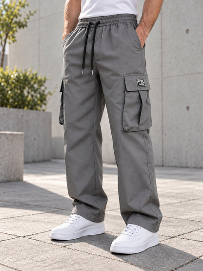 Pantaloni cargo grigio scuro da uomo indossati all’aperto
