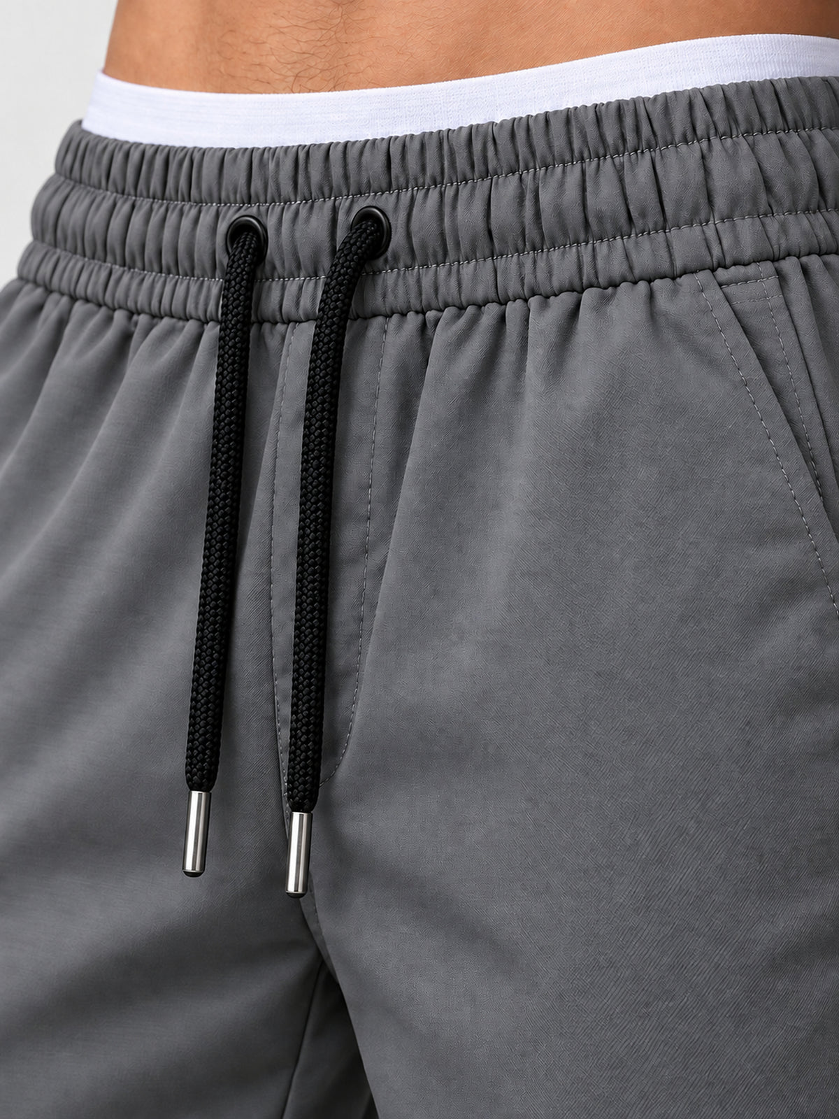 Dettaglio della vita elastica e della coulisse dei pantaloni cargo