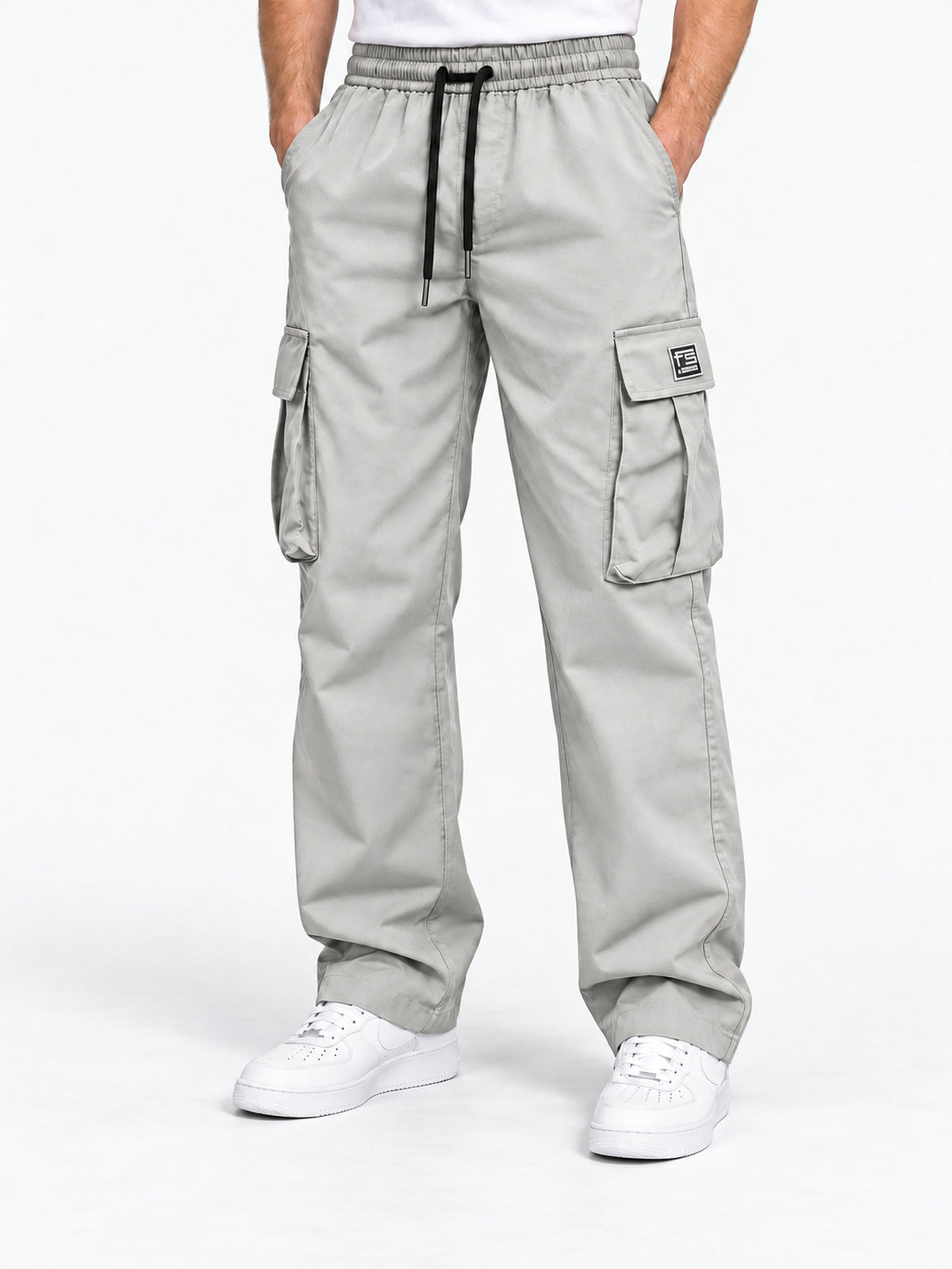 Pantaloni cargo grigio chiaro da uomo, vista frontale con patch FS