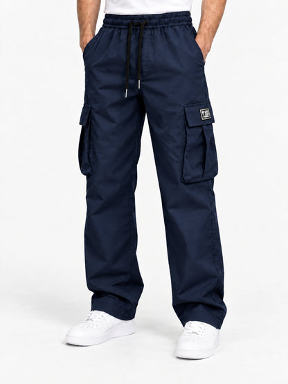 Pantaloni cargo blu navy da uomo, vista frontale con patch FS