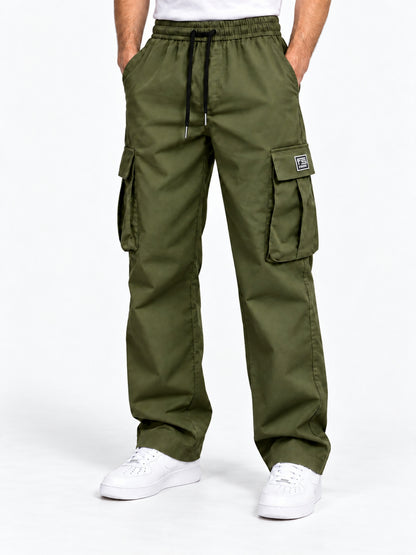 Pantaloni cargo verde oliva da uomo, vista frontale con patch FS