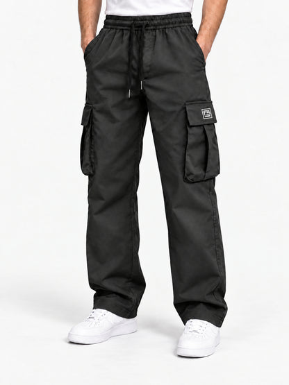 Pantaloni cargo grigio antracite da uomo, vista frontale con patch FS