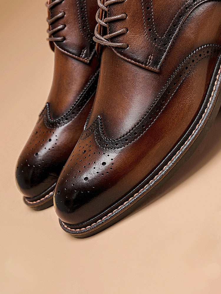 Dettaglio della pelle delle scarpe brogue Wingtip