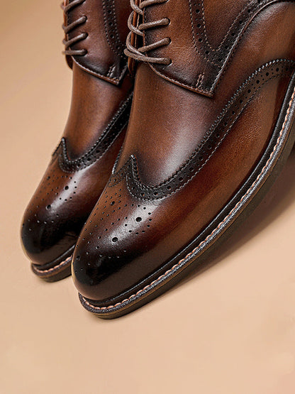 Dettaglio della pelle delle scarpe brogue Wingtip