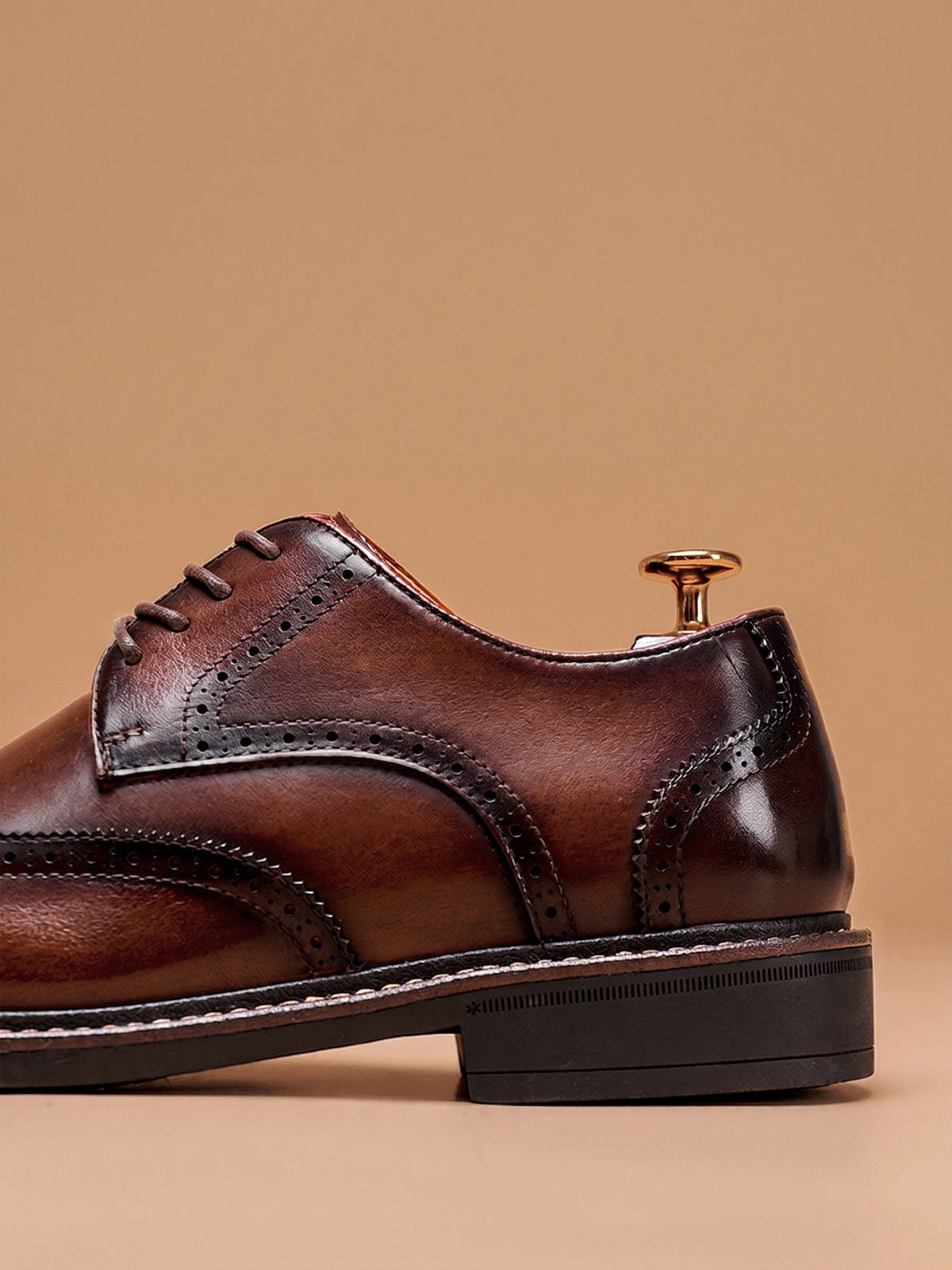Dettaglio del tallone delle scarpe brogue Wingtip