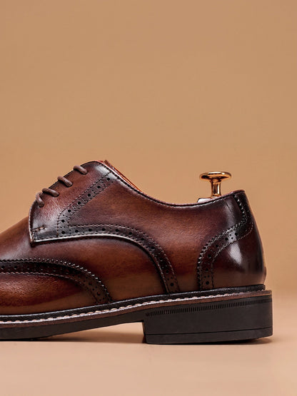 Dettaglio del tallone delle scarpe brogue Wingtip