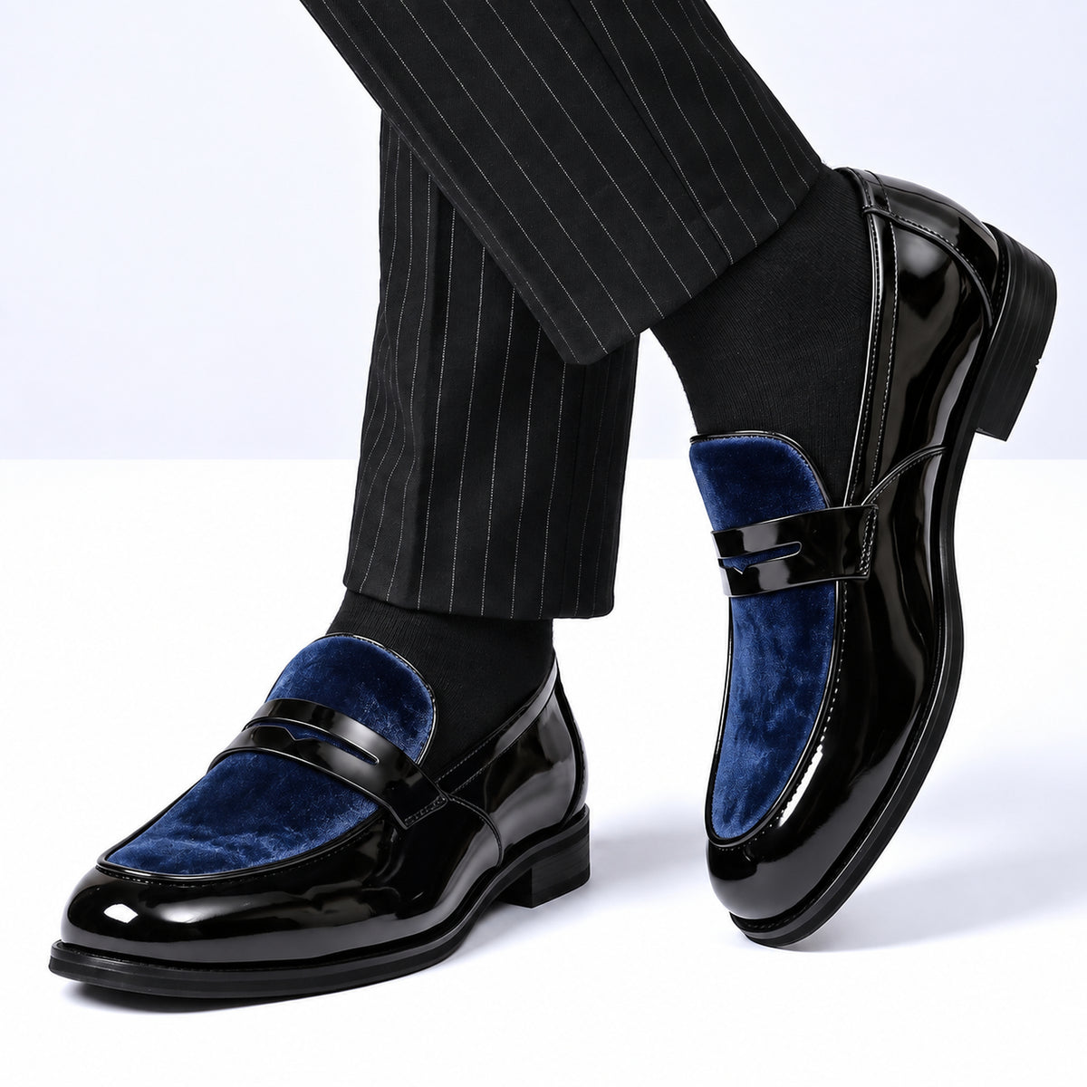 Mocassini Servino blu indossati con pantaloni gessati neri