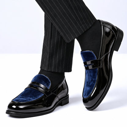 Mocassini Servino blu indossati con pantaloni gessati neri