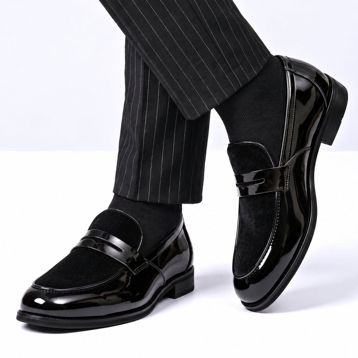 Mocassini Servino neri indossati con pantaloni gessati neri
