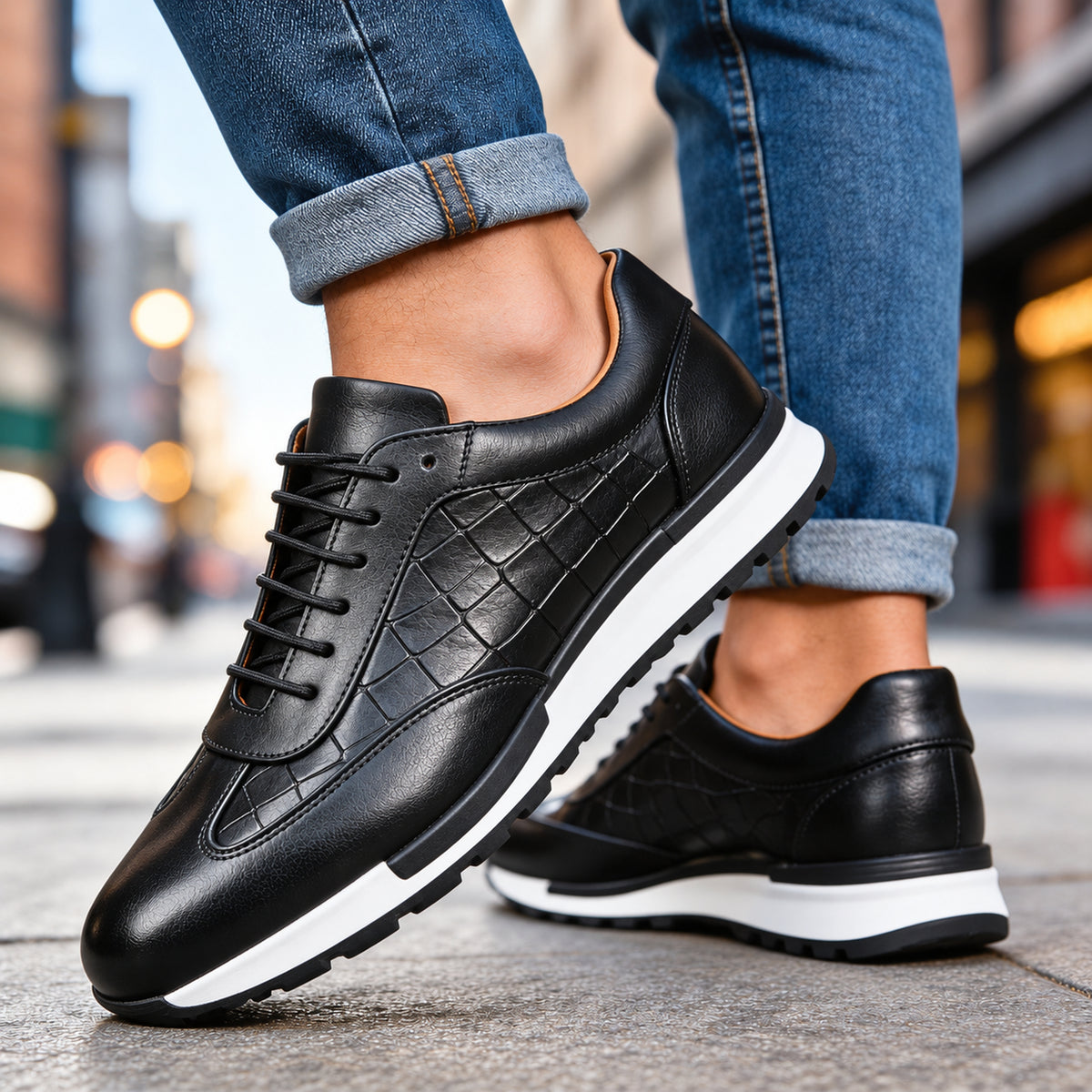 Sneakers Moretti in pelle nero classico indossate