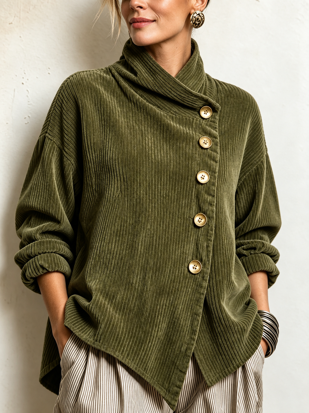 Top Chic Asimmetrico in Velluto a Coste con Collo Alto | Oliva | vista frontale