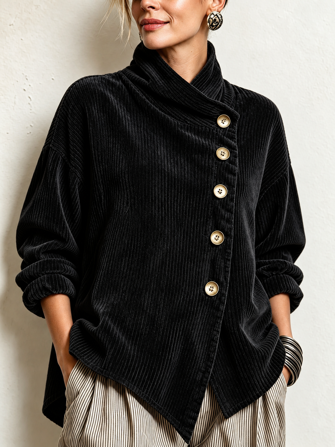 Top Chic Asimmetrico in Velluto a Coste con Collo Alto | Nero | vista frontale